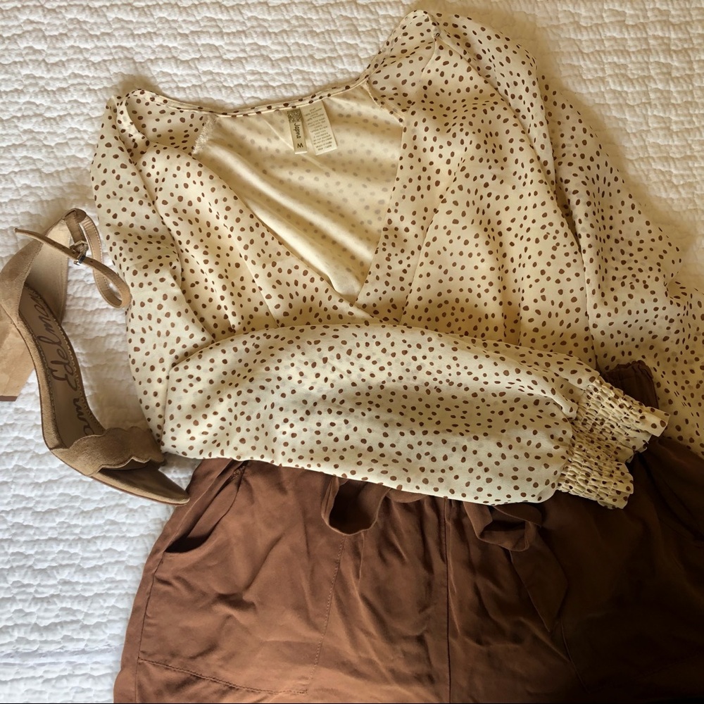 Polka dot low-neck long sleeve blouse